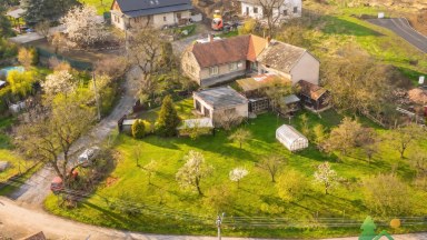 Prodej chalupy na klidném venkově s pozemkem 2 077 m² a zázemím pro soběstačný život