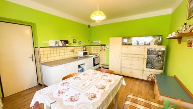Prodej chalupy na klidném venkově s pozemkem 2 077 m² a zázemím pro soběstačný život